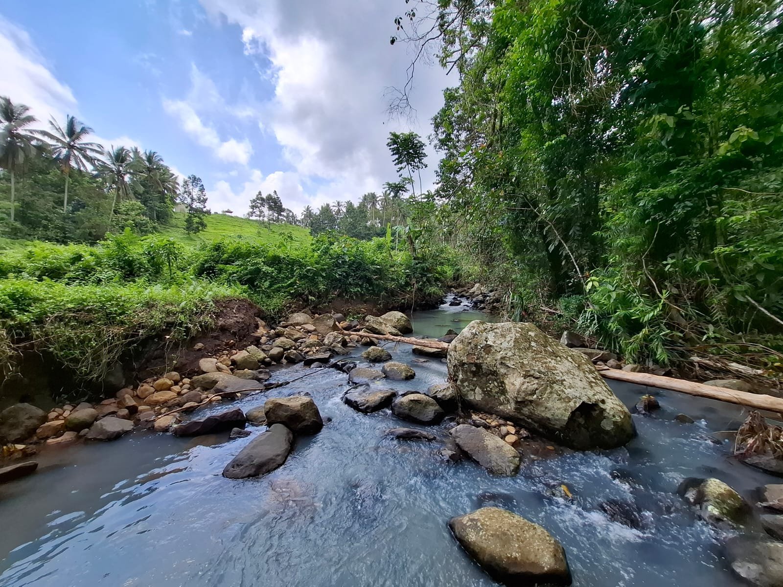 Tanah kebun los sungai jernih berbatu dan view lembah